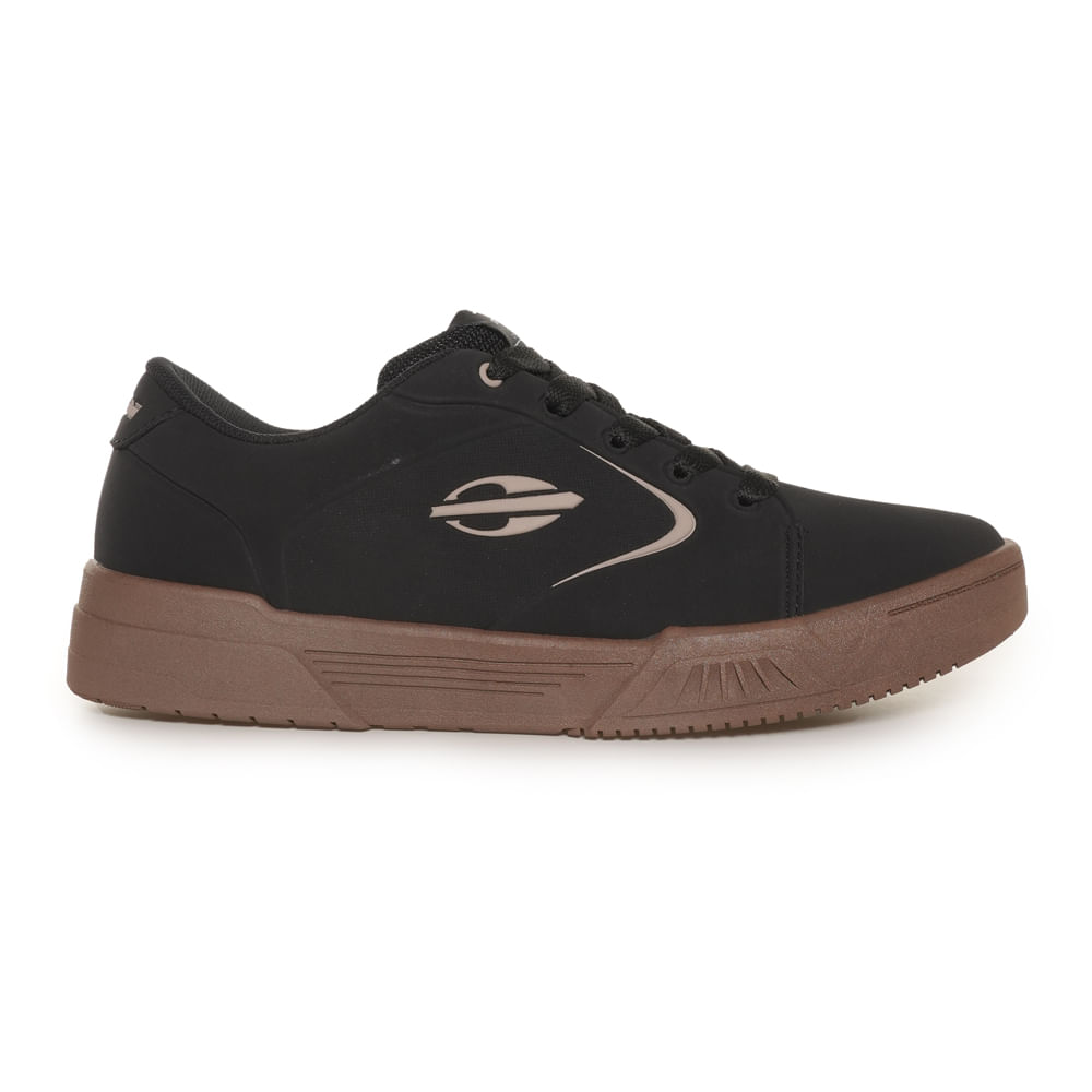 Tênis casual masculino Mormaii Flow preto com solado caramelo, vista lateral